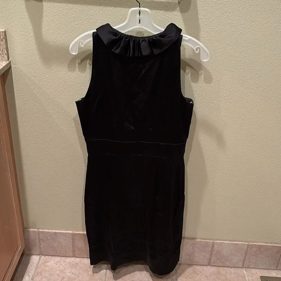 Taylor woman's silky black dress with a ruffle around the neck - Picture 5 of 9